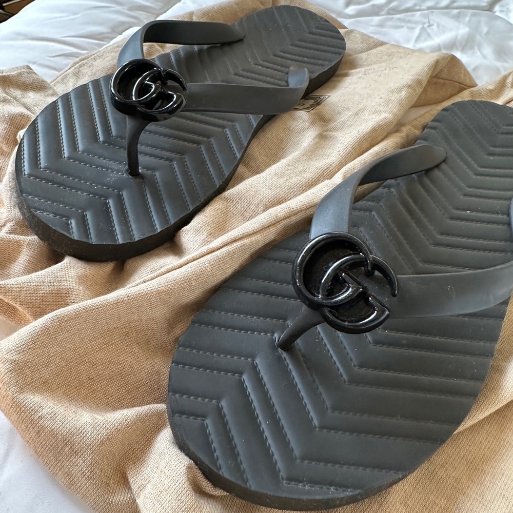 Unisex Chevron Gucci Logo Thong Sandals